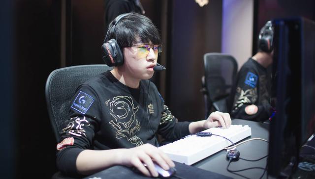 NBA：湖人遭遇惨败 浓眉受困犯规困扰